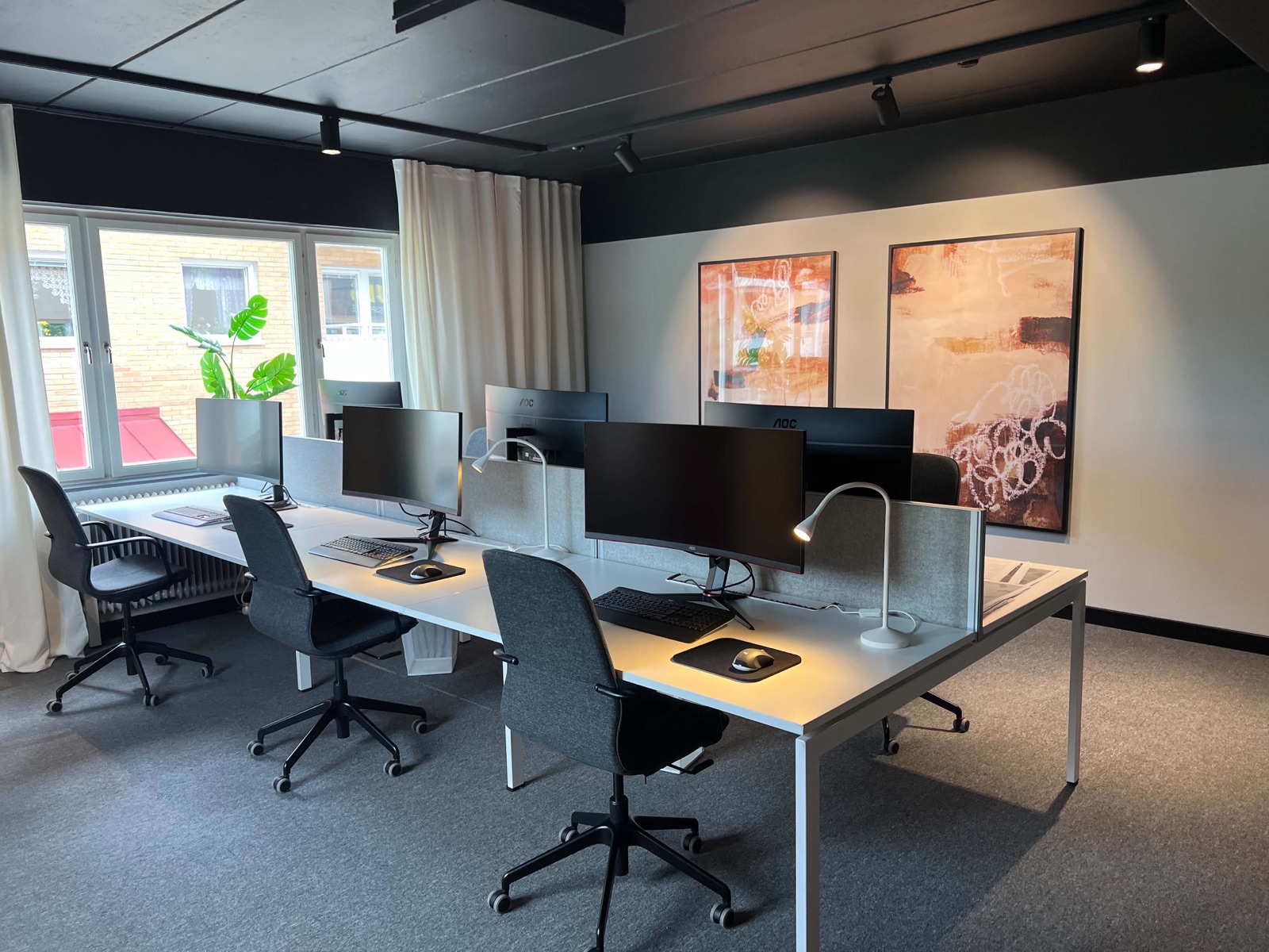 Arbetsplatser med skärmar på Puls Workspace